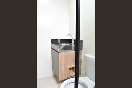 Banheiro de kitnet/studio para alugar com 1 quarto, 17m² em Novo Mundo, Curitiba