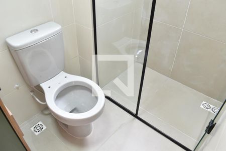 Banheiro de kitnet/studio para alugar com 1 quarto, 17m² em Novo Mundo, Curitiba