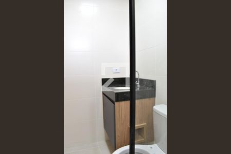 Banheiro de kitnet/studio para alugar com 1 quarto, 20m² em Novo Mundo, Curitiba