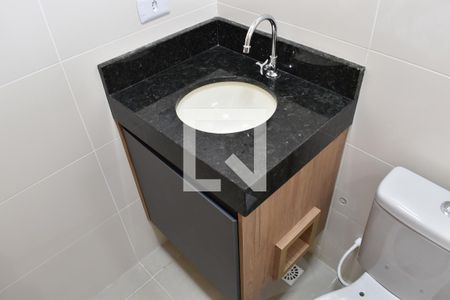 Banheiro de kitnet/studio para alugar com 1 quarto, 20m² em Novo Mundo, Curitiba