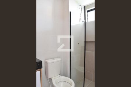 Banheiro de kitnet/studio para alugar com 1 quarto, 20m² em Novo Mundo, Curitiba