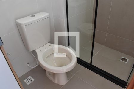 Banheiro de kitnet/studio para alugar com 1 quarto, 20m² em Novo Mundo, Curitiba