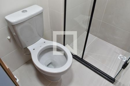 Banheiro de kitnet/studio para alugar com 1 quarto, 20m² em Novo Mundo, Curitiba