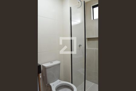 Banheiro de kitnet/studio para alugar com 1 quarto, 20m² em Novo Mundo, Curitiba