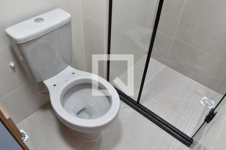 Banheiro de kitnet/studio para alugar com 1 quarto, 20m² em Novo Mundo, Curitiba