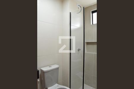 Banheiro de kitnet/studio para alugar com 1 quarto, 20m² em Novo Mundo, Curitiba