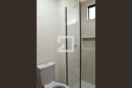 Banheiro de kitnet/studio para alugar com 1 quarto, 20m² em Novo Mundo, Curitiba