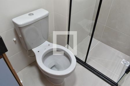 Banheiro de kitnet/studio para alugar com 1 quarto, 20m² em Novo Mundo, Curitiba