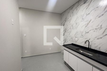 Cozinha de casa para alugar com 1 quarto, 60m² em Jardim Vinte E Cinco de Agosto, Duque de Caxias