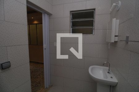 Banheiro de casa de condomínio para alugar com 1 quarto, 88m² em Vila Antonina, São Paulo