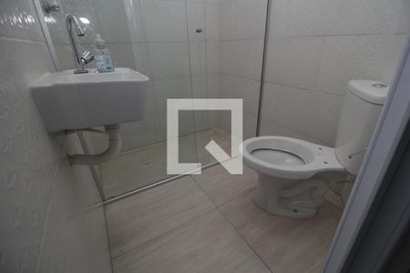 Banheiro de casa de condomínio para alugar com 1 quarto, 39m² em Vila Antonina, São Paulo