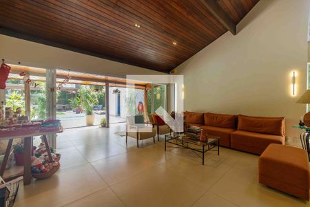 Sala de casa de condomínio para alugar com 4 quartos, 505m² em Barra da Tijuca, Rio de Janeiro