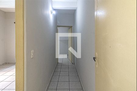 corredor para os cômodos de casa para alugar com 2 quartos, 60m² em Vila Liviero, São Paulo