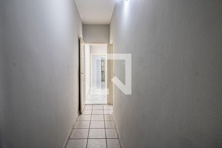 corredor para os cômodos de casa para alugar com 2 quartos, 60m² em Vila Liviero, São Paulo