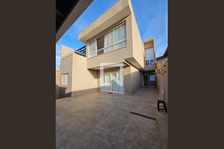 Casa à venda com 389m², 3 quartos e 3 vagasFachada