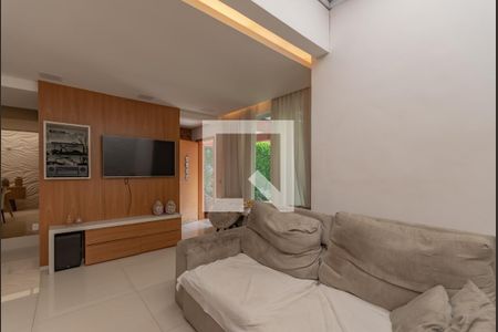 Sala de casa de condomínio à venda com 4 quartos, 150m² em Ouro Preto, Belo Horizonte