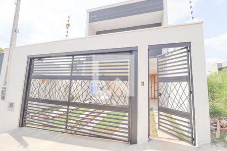Casa à venda com 168m², 3 quartos e 2 vagas Casa à venda com 168m², 3 quartos e 2 vagasFachada