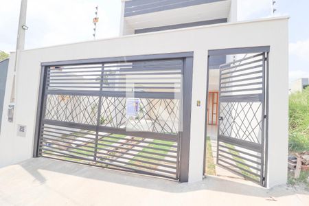 Casa à venda com 168m², 3 quartos e 2 vagas Casa à venda com 168m², 3 quartos e 2 vagasFachada