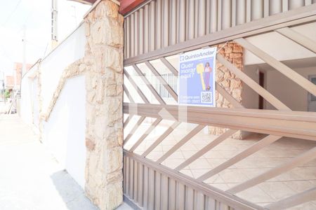 Casa à venda com 137m², 2 quartos e 2 vagas Casa à venda com 137m², 2 quartos e 2 vagasFachada