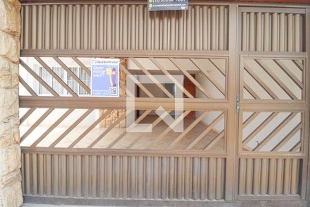 Casa à venda com 137m², 2 quartos e 2 vagas Casa à venda com 137m², 2 quartos e 2 vagasFachada