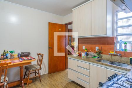 Casa à venda com 275m², 6 quartos e 4 vagas Casa à venda com 275m², 6 quartos e 4 vagasCozinha e Área de Serviço - Casa 2