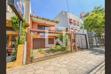 Casa à venda com 275m², 6 quartos e 4 vagas Casa à venda com 275m², 6 quartos e 4 vagasFachada