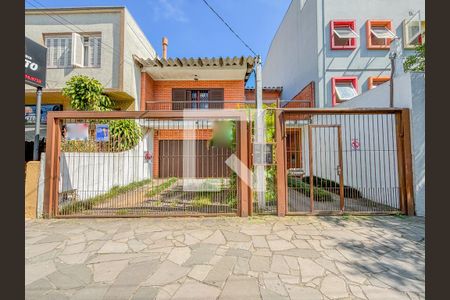 Casa à venda com 275m², 6 quartos e 4 vagas Casa à venda com 275m², 6 quartos e 4 vagasFachada