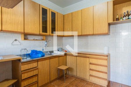 Casa à venda com 275m², 6 quartos e 4 vagas Casa à venda com 275m², 6 quartos e 4 vagasCozinha e Área de Serviço - Casa 1