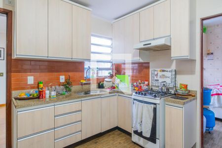 Casa à venda com 275m², 6 quartos e 4 vagas Casa à venda com 275m², 6 quartos e 4 vagasCozinha e Área de Serviço - Casa 2