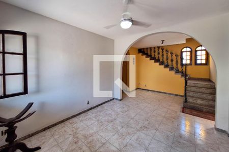 Sala de casa para alugar com 4 quartos, 276m² em Maria Paula, São Gonçalo