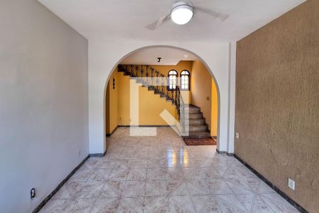 Sala de casa para alugar com 4 quartos, 276m² em Maria Paula, São Gonçalo