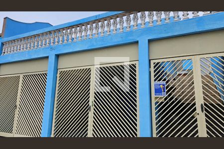 Casa à venda com 250m², 3 quartos e 3 vagas Casa à venda com 250m², 3 quartos e 3 vagasFachada