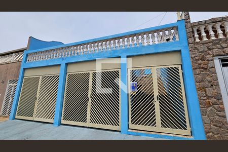 Casa à venda com 250m², 3 quartos e 3 vagas Casa à venda com 250m², 3 quartos e 3 vagasFachada