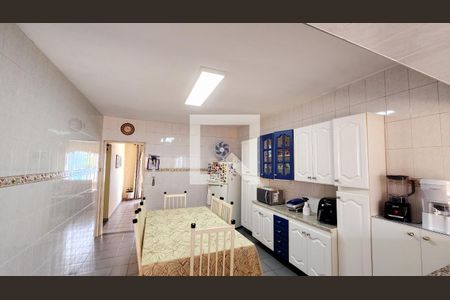 Casa à venda com 250m², 3 quartos e 3 vagas Casa à venda com 250m², 3 quartos e 3 vagasCozinha