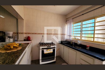 Casa à venda com 250m², 3 quartos e 3 vagas Casa à venda com 250m², 3 quartos e 3 vagasCozinha