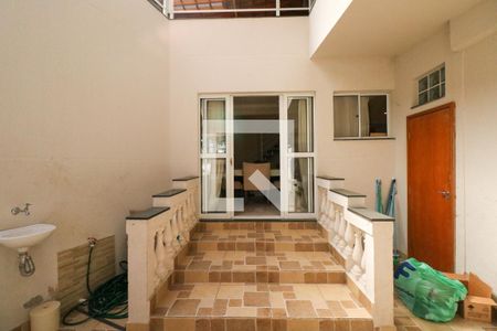 Casa à venda com 331m², 4 quartos e 3 vagas Casa à venda com 331m², 4 quartos e 3 vagasQuintal