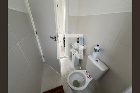 Banheiro de apartamento para alugar com 2 quartos, 52m² em Parque Santa Rosa, Suzano