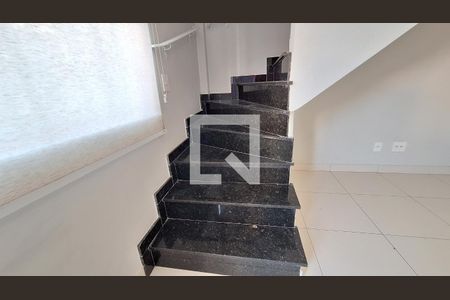 Escada de casa para alugar com 2 quartos, 70m² em Guilhermina, Praia Grande