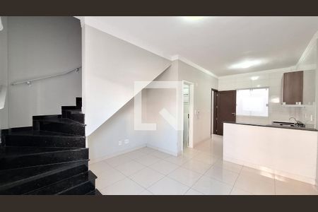 Sala de casa para alugar com 2 quartos, 70m² em Guilhermina, Praia Grande