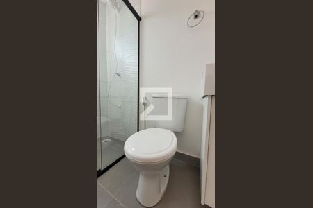 Banheiro de kitnet/studio para alugar com 1 quarto, 36m² em Vila Bastos, Santo André