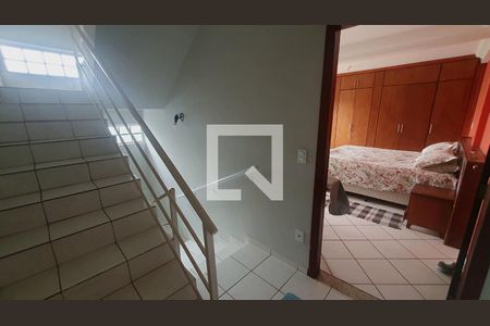 Escada de casa para alugar com 4 quartos, 288m² em Jardim Ouro Negro, Paulínia