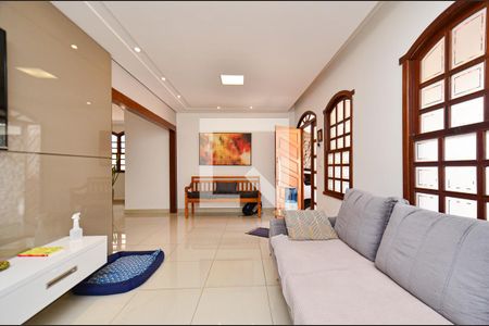 Sala de estar de casa à venda com 3 quartos, 229m² em Santa Efigênia, Belo Horizonte