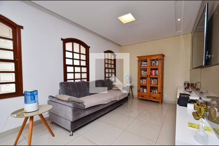 Sala de estar de casa à venda com 3 quartos, 229m² em Santa Efigênia, Belo Horizonte