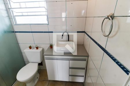 Banheiro  de apartamento para alugar com 2 quartos, 53m² em Parque Pinheiros, Taboão da Serra