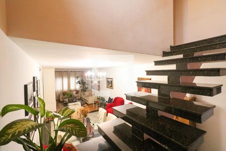 Casa à venda com 223m², 3 quartos e 2 vagas Casa à venda com 223m², 3 quartos e 2 vagasEscada para Quartos