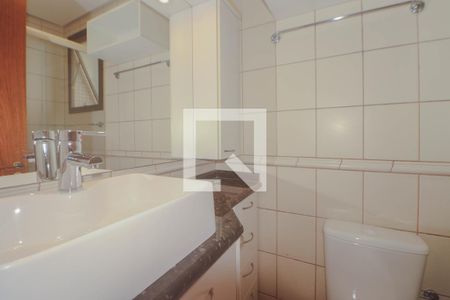 Banheiro de apartamento para alugar com 1 quarto, 41m² em Passo da Areia, Porto Alegre