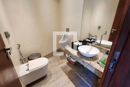 Casa à venda com 600m², 6 quartos e 3 vagas Casa à venda com 600m², 6 quartos e 3 vagasLavabo 3