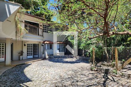 Casa à venda com 600m², 6 quartos e 3 vagas Casa à venda com 600m², 6 quartos e 3 vagasÁrea Externa