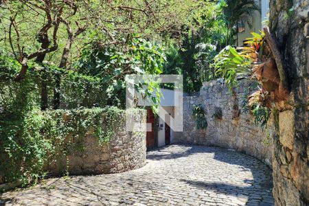 Casa à venda com 600m², 6 quartos e 3 vagas Casa à venda com 600m², 6 quartos e 3 vagasÁrea Externa