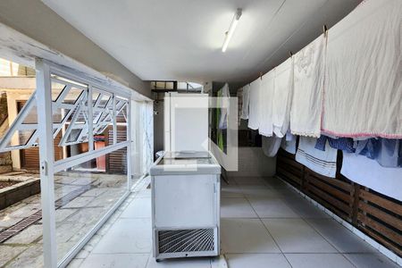 Casa à venda com 600m², 6 quartos e 3 vagas Casa à venda com 600m², 6 quartos e 3 vagasÁrea de Serviço